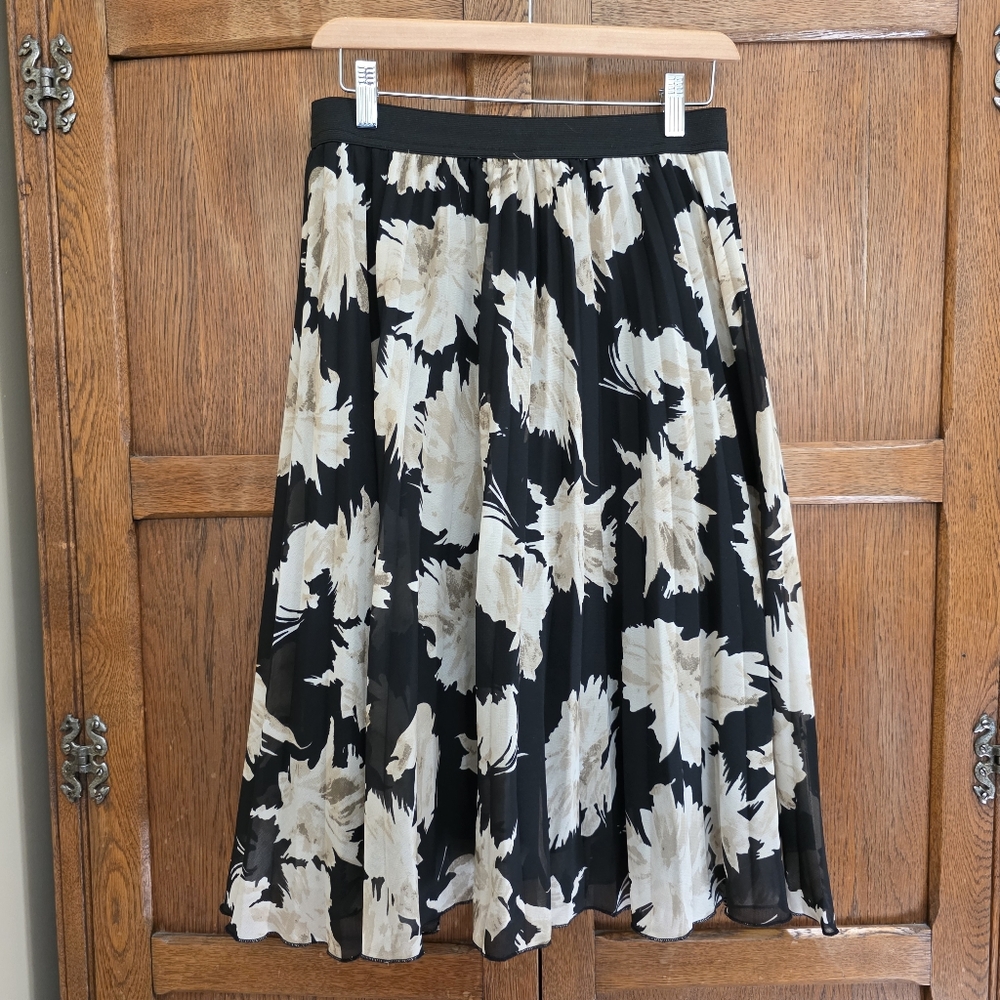 MADISON & MERCER | Black & Cream Pleated Midi Skirt - Medium - Picture 5 of 7